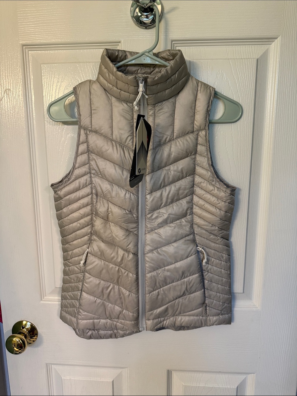 NWT oiselle Quill Insulated Vest in Ghost Gray